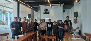 Ketua AJI Kupang, Djemi Amnifu dan Direktris PIAR NTT, Sarah Lerry Mboeik foto bersama peserta Diskusi Publik mengusung tema Kebebasan Pers di Tengah Gempuran Kecerdasan Buatan & Kekerasan Terhadap Jurnalis di Kedai kopi Petir, Selasa (6/5/2025)