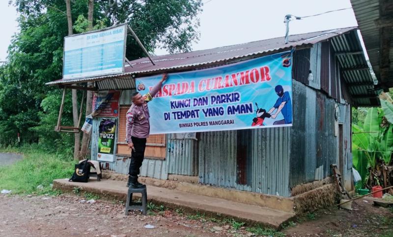 Polsek Jajaran Polres Manggarai Pasang Spanduk Imbauan Waspada Curanmor