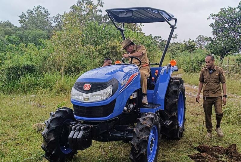 Prabowo Beri Petani di Belu 16 Unit  Traktor Roda 4