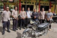 Salah seorang warga mendatangi Mapolsek kota Lama untuk mengambil sepeda motor yang sempat diamankan.