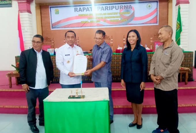 KATANTT.COM---Dewan Perwakilan Rakyat Daerah (DPRD) Kabupaten Manggarai dan Bupati Manggarai Herybertus G. L. Nabit, S.E.,M.A, secara resmi menandatangani Nota Kesepakatan Rancangan Awal Rencana Pembangunan Jangka Menengah Daerah (RPJMD) Tahun 2025-2029, bertempat di RSU DPRD Kabupaten Manggarai, pada Rabu (7/5/2025).
