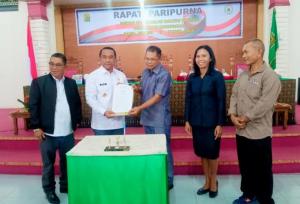 DPRD Kabupaten Manggarai dan Bupati Manggarai Herybertus G. L. Nabit, S.E.,M.A, menandatangani Nota Kesepakatan RPJMD Tahun 2025-2029, bertempat di RSU DPRD Kabupaten Manggarai, pada Rabu (7/5/2025).