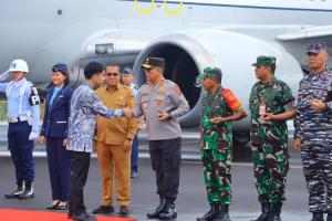Kapolda NTT, Irjen Pol Daniel Silitonga menyambut kedatangan Wapres Gibran Rakabuming Raka di tangga pesawat saat kunker ke NTT.