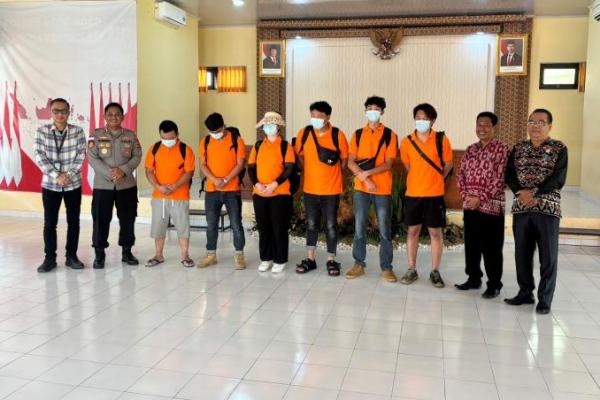 Polres Rote Ndao Serahkan Enam Warga China Ke Imigrasi