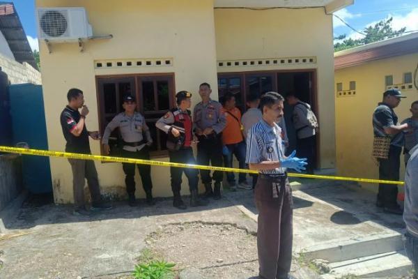 Anggota Polres Kupang dan Polsek Kupang tengah saat turun melakukan olah TKP dan mengevakuasi jenasah korban di RRS Baumata. 