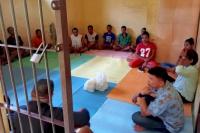 Polres Kupang mendatangkan rohaniwan guna menggelar pembinaan Mental dan Rohani (Binrohtal) bagi para tahanan, Jumat (9/5/2025) pagi. 
