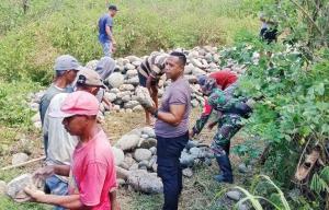 Personel TNI POLRI Perbaiki Saluran Sadap Bendungan Wae Sesap, Sabtu (10/5/2025).