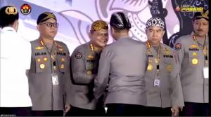Kepala Bidang Humas Polda Nusa Tenggara Timur (NTT), Kombes Pol Henry Novika Chandra saat menerima penghargaan usai mencatatkan prestasi gemilang dalam Rapat Kerja Teknis (Rakernis) Humas Polri 2025 yang digelar Divisi Humas Polri di Jakarta pada Rabu (7/5/2025) lalu. 