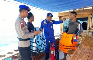 Polairud Polres Mabar memberikan imbauan keselamatan berlayar kepada penyedia jasa perjalanan wisata maupun wisatawan di Labuan Bajo, Senin (12/5/2025).