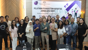 Konsul Jenderal Australia di Ball, Jo Stevens, foto bersama usai saat membuka acara Pelatihan Peningkatan Kapasitas Jurnalisme Riset  Berkelanjutan Lingkungan wilayah Bali dan Nusa Tenggara di Hotel City of Adventus, Senin (12/5/2025).
