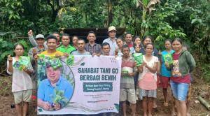 Komunitas Sahabat Tani Go salurkan bantuan benih hortikultura bagi Poktan Sahabat Tani di Peso, Minggu, (11/05/2025).