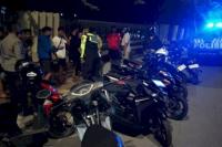 Aparat Polsek Kota Raja dipimpin Kapolsek Kota Raja AKPLeyfrids D Mada sementara membubarkan pemuda yang sementara pesta miras di Jalan El Tari, Kupang.