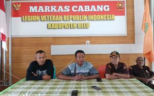 Ketua LVRI Belu, Fanus Atok didampingi Kakaminvet NTT, Kapten Czi. I Wayan Mertadana saat konferensi pers bersama awak media di Kantor Macab LVRI Belu, Kimbana, Kabupaten Belu perbatasan RI-RDTL, Senin (12/5/2025).