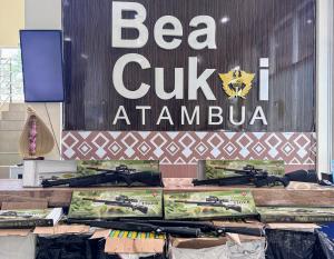 (dok.ist) Barang bukti 48 pucuk senjata angin dan 1 unit sepeda motor hasil galdup Tim Patroli Laut Terpadu Bea Cukai di perairan Atapupu, Kabupaten Belu perbatasan RI-RDTL. 
