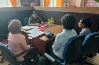 Penyidik Unit IV Perlindungan Perempuan dan Anak (PPA) Satreskrim Polres Kupang menyerahkan Deniningsi Betty, tersangka kasus kekerasan terhadap anak dibawah umur ke Kejaksaan Negeri Kabupaten Kupang, Kamis (15/5/2025).