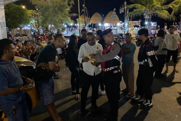 Anggota Polda Nusa Tenggara Timur (NTT) yang tergabung dalam operasi Pekat Turangga 2025 melakukan patroli malam di sejumlah titik rawan di Kota Kupang, Kamis (15/5/2025) malam.