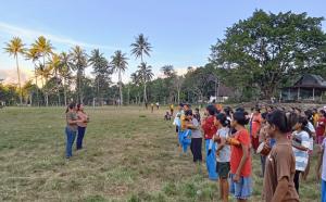 Para penari paduan pelajar SMPK, SMPN dan SMAN latihan jelang tampilkan tari kolosal pada Festival Budaya Suku Bunaq di lapangan Kantor Camat Lamaknen, Kabupaten Belu perbatasan RI-RDTL, Sabtu (17/5/2025).