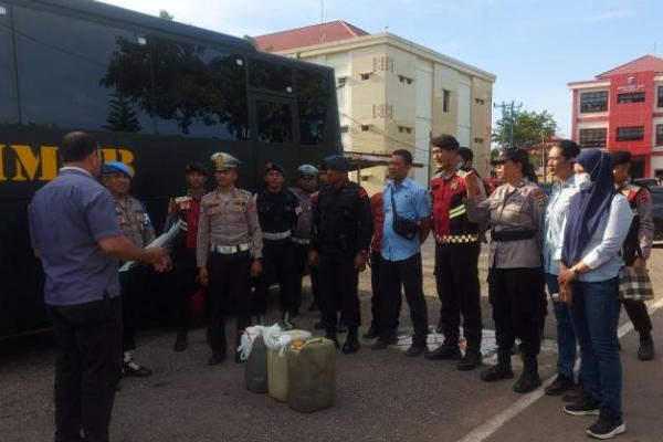 Satuan Tugas (Satgas) Operasi Penyakit Masyarakat (Pekat) Turangga 2025 menggelar razia minuman keras (miras) di sejumlah titik rawan peredaran miras ilegal di Kota Kupang, Jumat (16/5/2025).