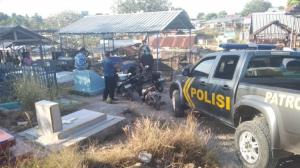 Aparat Polsek Kota Raja, Polresta Kupang Kota menggerebek judi jenis sabung ayam, Minggu (18/5/2025) petang. Polisi mendatangi lokasi perjudian di kompleks Tempat Pemakaman Umum (TPU) Kapadala, Kelurahan Airnona, Kecamatan Kota Raja, Kota Kupang.