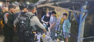 Satgas Operasi Pekat Turangga 2025 Polres Kupang menggelar patroli malam di sepanjang ruas Jalan Timor Raya mengamankan sejumlah warga sementara pesta miras, Jumat (16/5/2025) malam.