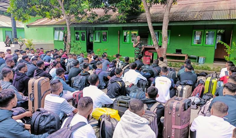 Dandim Belu, Letkol Arh. Andi Yunus  memberikan arahan saat pemberangkatan Casis TNI AD ke Kupang bertempat di lapangan Hitam Makodim Belu perbatasan RI-RDTL. 