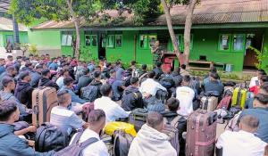 Dandim Belu, Letkol Arh. Andi Yunus  memberikan arahan saat pemberangkatan Casis TNI AD ke Kupang bertempat di lapangan Hitam Makodim Belu perbatasan RI-RDTL.