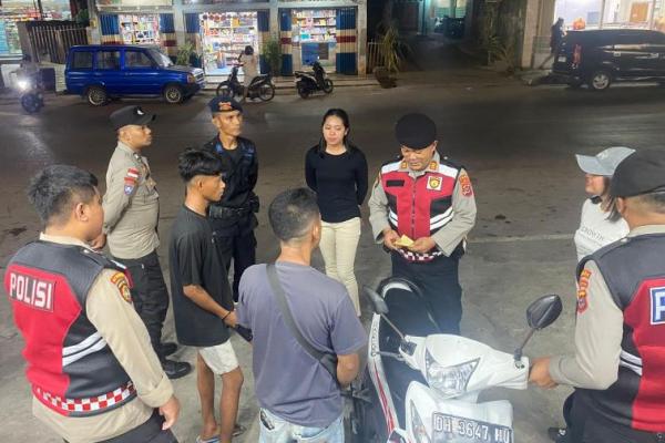 Satgas Operasi Pekat Turangga 2025 Polda NTT dipimpin   AKP Julius Ronny Nanlohy Gonstal kali ini menyasar dua titik strategis di Kota Kupang dan berhasil menindak pelanggaran lalu lintas serta mengungkap praktik parkir liar yang meresahkan 