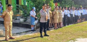Wakapolres Belu KOMPOL Laurensius saat memimpin upacara bendera dalam kegiatan sosialisasi cegah kenakalan remaja bagi pelajar di SMKN 1 Atambua, Kabupaten Belu perbatasan RI-RDTL, Senin (19/5/2025).