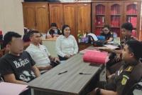 Penyidik Unit Pelayanan Perempuan dan Anak (PPA), Satuan Reskrim Polresta Kupang Kota menyerahkan tersangka JSD ke Kejaksaan Negeri Kota Kupang, Senin (18/5/2025).