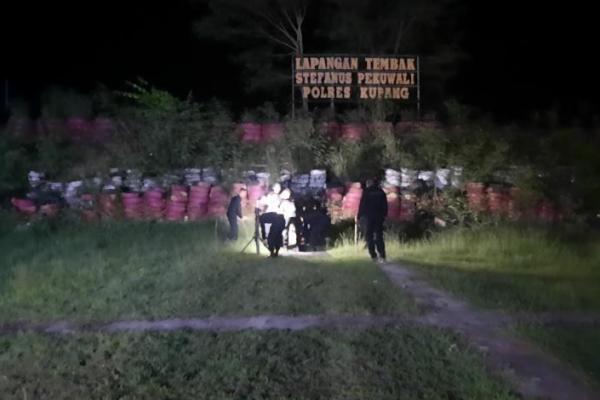 Detasemen Gegana Satuan Brimob Polda NTT melakukan disposal atau pemusnahan bahan peledak temuan warga Desa Noelmina, Kecamatan Takari, Kabupaten Kupang, pada Selasa (20/5/2025) siang. 