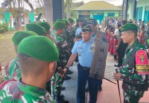 Dansesko TNI Marsekal Madya Arif Widianto bersama rombongan Pasis Sesko TNI disambut Dansatgas Yonif 741/GN beserta jajaran Perwira saat berkunjung ke Mako Satgas di Umanen, Kabupaten Belu perbatasan RI-RDTL, Selasa (20/5/2025).