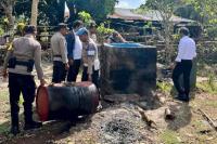Anggota Polsek Barat Laut mengamankan sejumlah peralatan yang digunakan untuk memproduksi miras lokal jenis sopi dalam Operasi Pekt Turangga 2025 di eilayah hukum Polsek Rote Barat Laut.