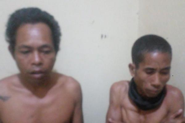 Dua warga asal Kabupaten Sumba Barar dan Sumba Barat Daya, diamankan anggota Polsek Lewa, Polres Sumba Timur, Senin (19/5/2025) malam. 