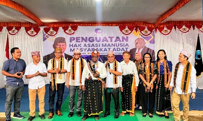 Menteri Natalius Pigai dalam kegiatan sosialisasi Penguatan HAM Masyarakat Adat di halaman Mbaru Gendang Pagal, Kelurahan Pagal, Kecamatan Cibal, Kab. Manggarai, pada Rabu (21/5/2025). 
