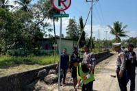  Satuan Lalu Lintas Polres Kupang bersama Forum Keselamatan Berlalu Lintas dan instansi terkait melakukan pemasangan rambu larangan parkir di ruas strategis Jalan Timor Raya kilometer 12, Kabupaten Kupang pada Rabu (21/5/2025).