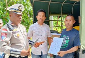 Anggota Kepolisian amankan salah seorang pengendara bawa senjata tajam dalam operasi pekat Polres Belu di dua jalur Nenuk, Kabupaten Belu perbatasan RI-RDTL, Kamis (22/5/2025).