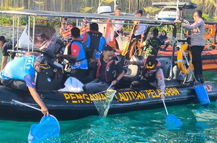 Kapolres Mabar Turun Langsung Pungut Sampah di Perairan Labuan Bajo