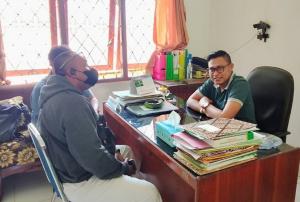 Anggota Intelkam Polres Belu koordinasi dengan Dinas PMD Kabupaten Belu terkait rencana pelaksanaan Pilkades serentak 2025.