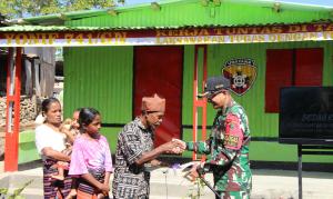 Dansatgas Yonif 741/GN, Letkol Inf. Gafur Thalib menyerahkan kunci rumah usai peresmian rumah layak huni milik Markus Mali di Desa Kewar, Kabupaten Belu perbatasan RI-RDTL, Sabtu (24/5/2025).
