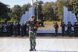 Dansatgas Yonif 741/GN, Letkol Inf. Gafur Thalib saat memimpin upacara ziarah dan tabur bunga jajaran TNI peringati Hari Bhakti ke-68 Kodam Udayana di TMP Seroja, Haliwen, Kabupaten Belu perbatasan RI-RDTL, Senin (26/5/2025).
