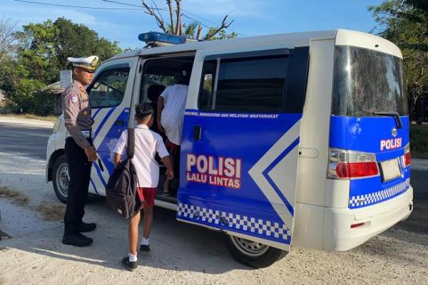 Polres Kupang Tambah Armada Transportasi Antar Siswa Kurang Mampu ke Sekolah