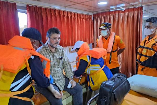 Tim SAR gabungan berhasil mengevakuasi seorang kru kapal MV Maran Vision bernama Ursu Gheorghe Romana tujuan Korea Selatan - Australia asal negara Rumania, karena mengalami cedera jari saat bekerja, Selasa (27/5/2025).
