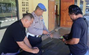 Satu persatu Senpi Anggota Dicek oleh Propam Polres Manggarai Barat, Rabu (28/5/2025).