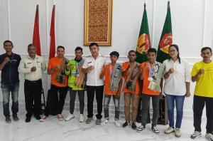 Pose bersama Bupati Belu Willy Lay dan para atlet penyandang difabel yang meraih juara dalam ajang pekan olahraga Paralympic Pelajar Daerah tingkat Provinsi NTT di ruang kerja Bupati Belu perbatasan RI-RDTL, Rabu (28/5/2025).