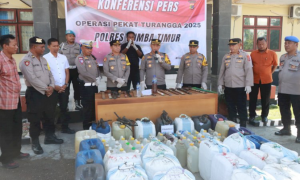 Kapolres Sumba Timur, AKBP Dr. Gede Harimbawa memberikan keterangan terkait hasil Operasi Pekat Turangga 2025 bersama ribuan liter miras hasil sitaan.