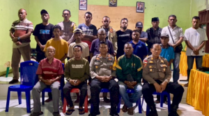 Kapolres Alor AKBP Nur Azhari saat menggelar pertemuan bersama para tokoh masyarakat dan pemuda Desa Air Kenari guna membahas upaya penyelesaian dan pencegahan konflik yang lebih lanjut