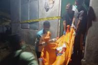 Jenazah Ferry Bernadus Yohanis Lido,warga asal  Oekupi, Desa Oebau Pantai Baru,  Kabupaten Rote Ndao, saat dievakuasi dari dalam kamar kostnya di Oesapa, pada Rabu (28/5/2025) petang.