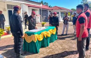 Kalapas Atambua, Bambang Hendra bersama perwakilan warga binaan melakukan deklarasi komitmen bersama bebas narkoba dan handphone ilegal dalam apel di lapangan Kantor Lapas Atambua, Kabupaten Belu perbatasan RI-RDTL, Sabtu (31/5/2025).