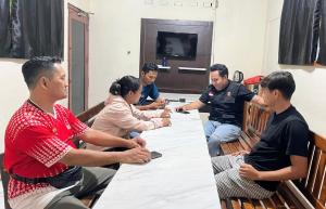 Anggota Kepolisian saat melakukan koordinasi dengan sejumlah organisasi Mahasiswa di Kabupaten Belu bertempat di ruangan Intelkam Polres Belu,  Sabtu (31/5/2025).