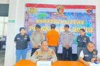  Wakapolres Sabu Raijua, Kompol Liberto Silaban didampingi Kasat Reskrim Polres Sabu Raijua, Iptu Deflorintus M. Wee saat memberikan keterangan kepada wartawan dengan tersangka oknum guru,  pada Jumat (30/5/2025)
